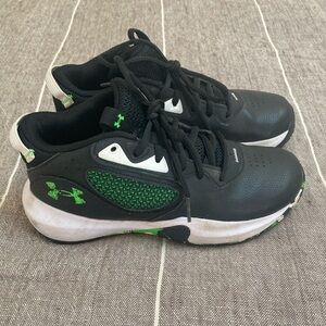 Under Armour Kids Sneaker size 5 (big boy)